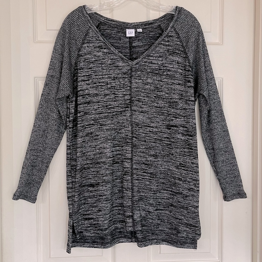 🆕 GAP Softspun Gray Space-dye V-neck Long Sleeve Top with Side Slits, Size S